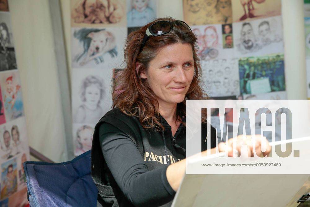 Das 39. Saarbrücker Altstadtfest geht am Sonntag (30.06.2013) mit einem großen Rahmenprogramm für Jung und Alt zu Ende. Im Bild: Die Künstlerin und Diplom Designerin, Gaby Wolff aus Saarbrücken, malt im Künstlerbereich Montmartre Portraits von Besuchern.