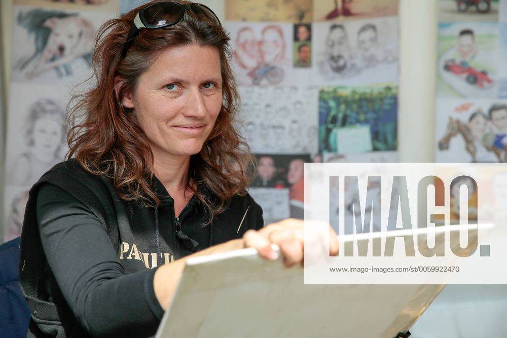 Das 39. Saarbrücker Altstadtfest geht am Sonntag (30.06.2013) mit einem großen Rahmenprogramm für Jung und Alt zu Ende. Im Bild: Die Künstlerin und Diplom Designerin, Gaby Wolff aus Saarbrücken, malt im Künstlerbereich Montmartre Portraits von Besuchern.