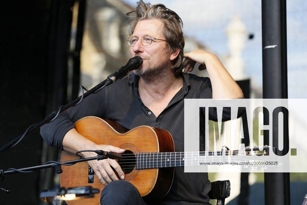 Das 39. Saarbrücker Altstadtfest geht am Sonntag (30.06.2013) mit einem großen Rahmenprogramm für Jung und Alt zu Ende. Im Bild: Auftritt von Sänger und Schauspieler Michael Fitz, der früher den Kommissar Carlo Menzinger im Münchner Tatort spielte.