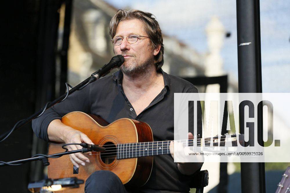 Das 39. Saarbrücker Altstadtfest geht am Sonntag (30.06.2013) mit einem großen Rahmenprogramm für Jung und Alt zu Ende. Im Bild: Auftritt von Sänger und Schauspieler Michael Fitz, der früher den Kommissar Carlo Menzinger im Münchner Tatort spielte.