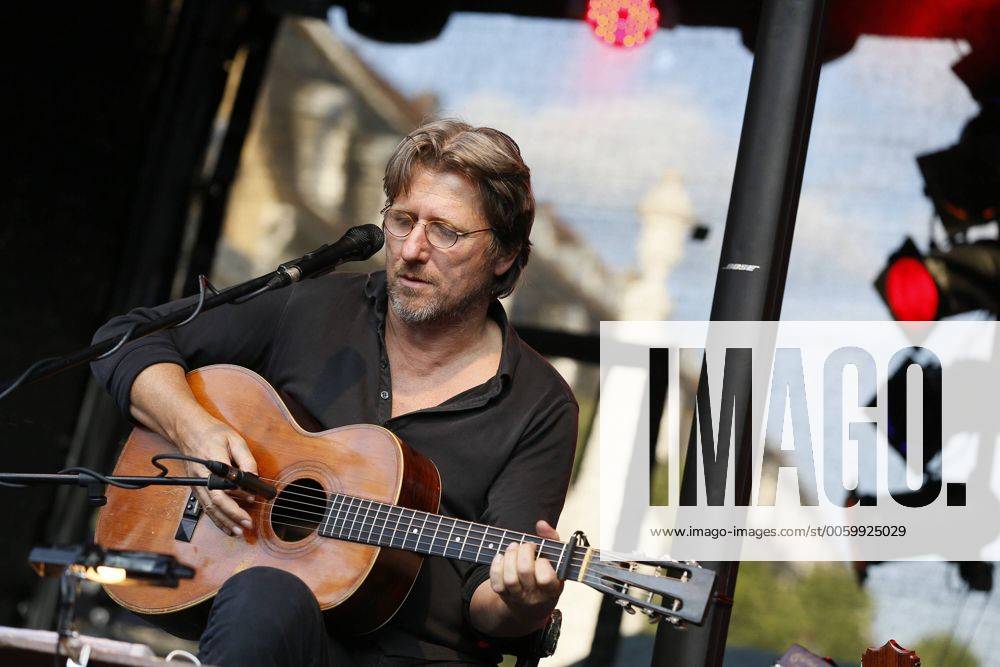 Das 39. Saarbrücker Altstadtfest geht am Sonntag (30.06.2013) mit einem großen Rahmenprogramm für Jung und Alt zu Ende. Im Bild: Auftritt von Sänger und Schauspieler Michael Fitz, der früher den Kommissar Carlo Menzinger im Münchner Tatort spielte.