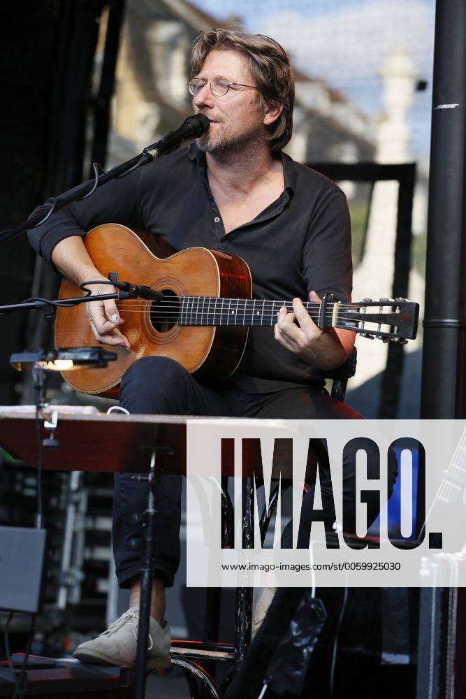 Das 39. Saarbrücker Altstadtfest geht am Sonntag (30.06.2013) mit einem großen Rahmenprogramm für Jung und Alt zu Ende. Im Bild: Auftritt von Sänger und Schauspieler Michael Fitz, der früher den Kommissar Carlo Menzinger im Münchner Tatort spielte.