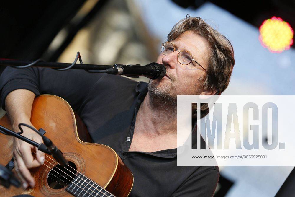 Das 39. Saarbrücker Altstadtfest geht am Sonntag (30.06.2013) mit einem großen Rahmenprogramm für Jung und Alt zu Ende. Im Bild: Auftritt von Sänger und Schauspieler Michael Fitz, der früher den Kommissar Carlo Menzinger im Münchner Tatort spielte.