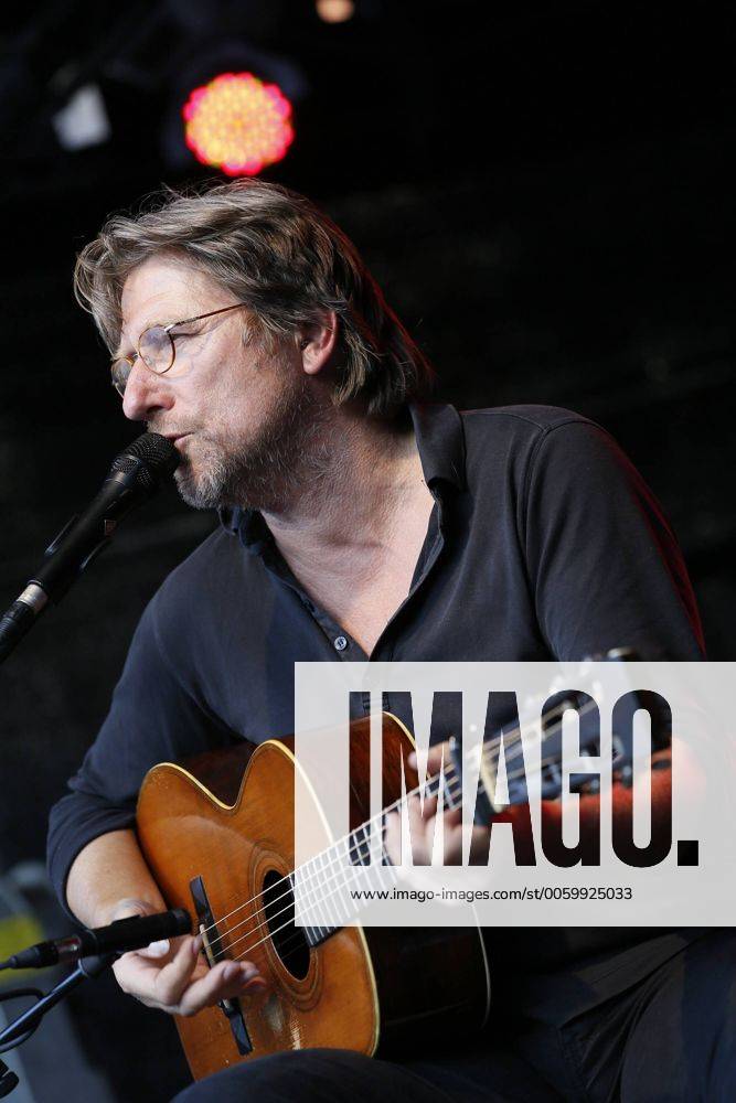 Das 39. Saarbrücker Altstadtfest geht am Sonntag (30.06.2013) mit einem großen Rahmenprogramm für Jung und Alt zu Ende. Im Bild: Auftritt von Sänger und Schauspieler Michael Fitz, der früher den Kommissar Carlo Menzinger im Münchner Tatort spielte.