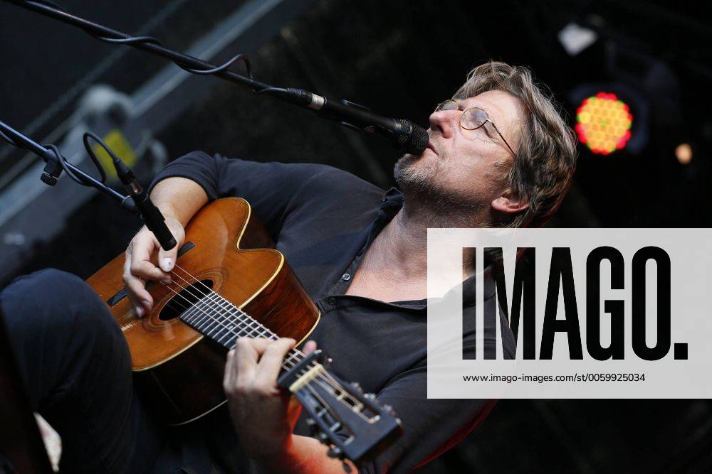Das 39. Saarbrücker Altstadtfest geht am Sonntag (30.06.2013) mit einem großen Rahmenprogramm für Jung und Alt zu Ende. Im Bild: Auftritt von Sänger und Schauspieler Michael Fitz, der früher den Kommissar Carlo Menzinger im Münchner Tatort spielte.