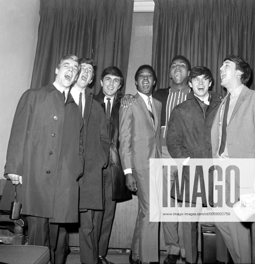 New York : Tottenham London Rock - N - Roller Dave Clark seems to have two new additions to his chart topping Dave Clark Five . Left to right Lenny Davidson , Rick Huxley and Dace Clark of the five ; American singer Sam Cooke and World Heavyweight Champion Cassius Clay ; Dennis Payton and Mike Smith of the five . The Group appears on the Ed Sullivan television show on March 18th . 5 March 1964, Fernsehen, Fernsehshow, Fernsehstar, Fernseher UnitedArchives00107351