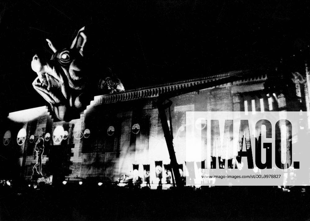The Wall, Rock Performance by Pink Floyd in Berlin 21st July 1990. A huge pig pulled down a wall from plastics once more: the happeneing took place on the former Potsdamer Platz which was inaccessible since 1961. UnitedArchives00343704