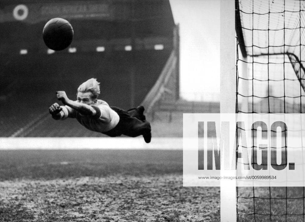 Bert Trautmann, Manchester City goalkeeper 22nd December 1951. UnitedArchives00434484