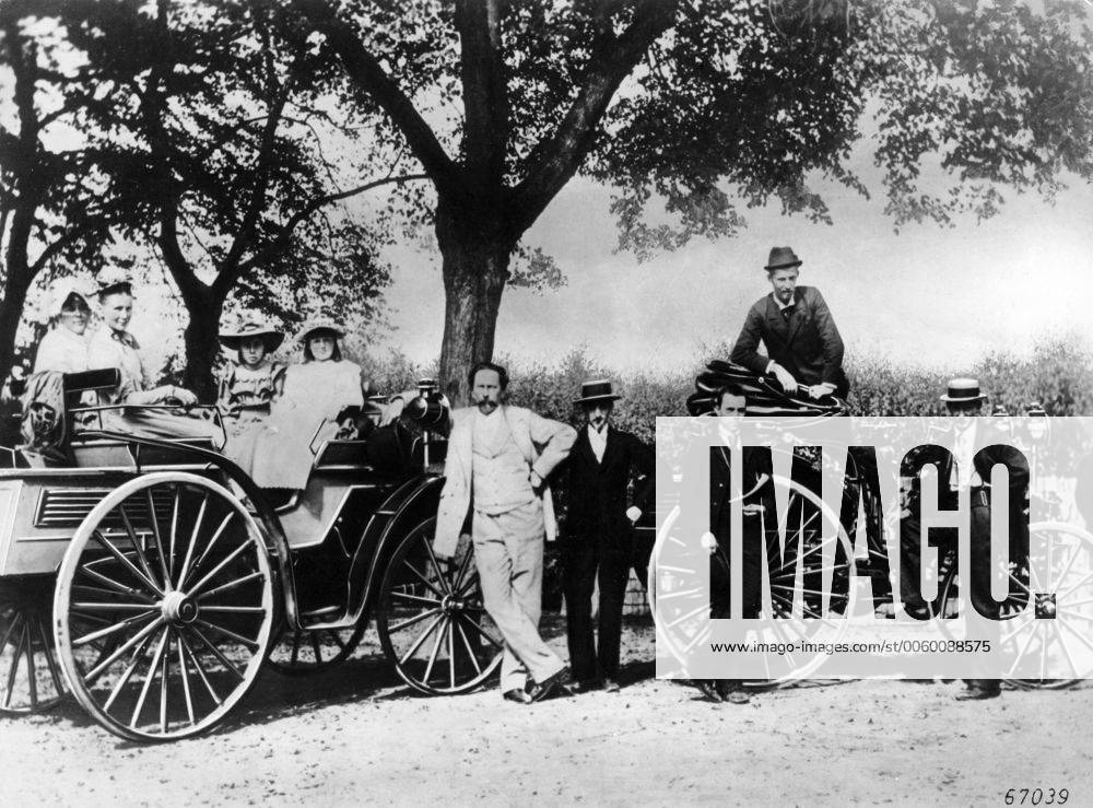 Karl Benz, light suit, with his family and friend Von Liebig in the right hand car, on a car trip 1894 Benz, Carl Friedrich (also Karl Benz) German automotive inventor _1844-1929 UnitedArchives00924327