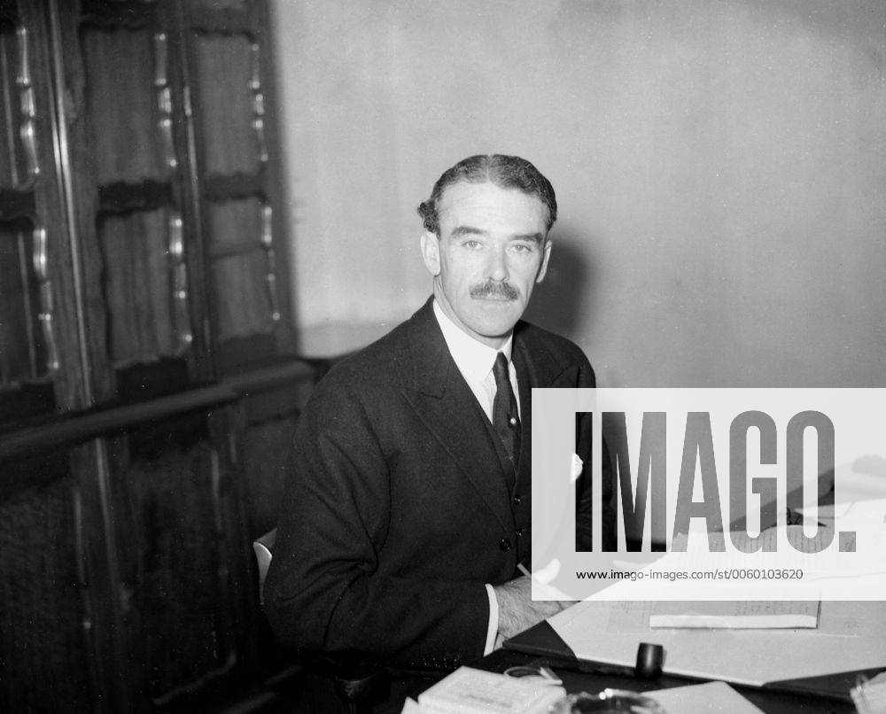 Mr Richard Gardiner Casey , Australia s Minister for Supply and Development at his desk at Australia House 1 October 1935 UnitedArchives00934557