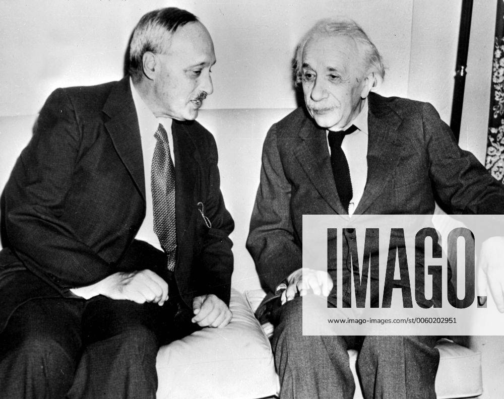 New York: Professor James Frank (left), University of Chicago scientist, and professor Albert Einstein chat prior to receicing honorary degrees of Doctor of Science in Technology at a convocation arrranged by the American Technion Society. 6th October 1954, Universität, Wissenschaft, Wissenschaftler UnitedArchives01006474