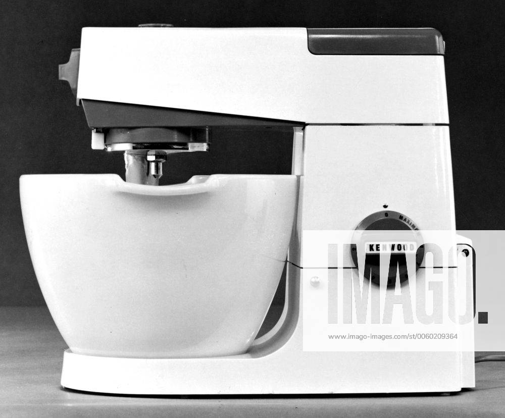 IMAGO Creative: Haushaltsgeräte - Küchenmaschine Kenwood Chef. August 1965, Küche, Küchenmaschine, Koch, kochen, Chefkoch, Maitre, Küche, Sternekoch, Haushalt, Haushaltsgerät, Haushaltsgeräte, Hausarbeit UnitedArchives01012715