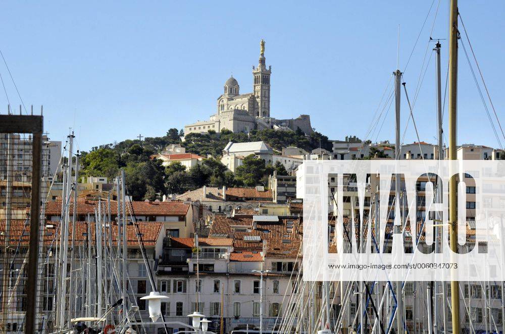 Marseille ist die wichtigste franzoesische und eine bedeutende europaeische Hafenstadt. Sie liegt am Golfe du Lion, einer Mittelmeerbucht. Die STadt ist die Hauptstadt des Departements Bouches-du-Rhone in der Region Provence-Alpes-Cote d Azur. Marseille ist mit 850.726 Einwohnern (Stand 1.Januar 2010) nach Paris die zweitgroeßte Stadt Frankreichs. Sie ist 2013 gemeinsam mit Kosice (Slowakei) Kulturhaupstadt Europas. Blick vom Hafen auf die Kirche Notre-Dame de la Garde France. Marseille, 31.07.2013 Marseille is the most important french and european major port city. It lies on the Gulf of Lion, a Mediterranean bay. The city is the capital of the department of Bouches-du-Rhone in the Provence-Alpes-Cote d Azur. Marseille is with 850 726 inhabitants (1 January 2010), the second largest city in France after Paris. It is 2013