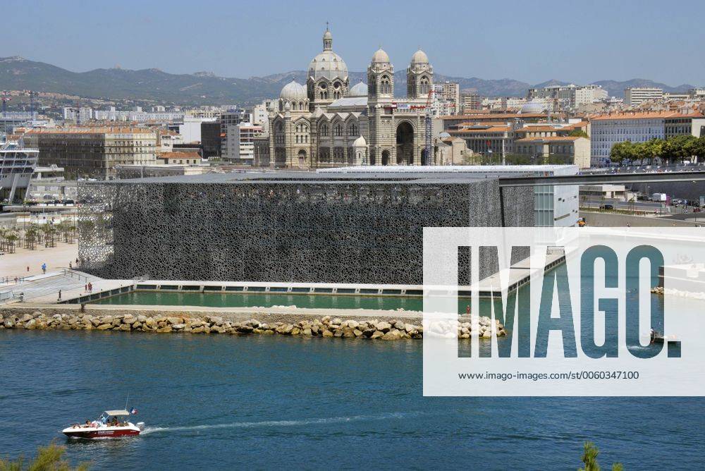 Marseille ist die wichtigste franzoesische und eine bedeutende europaeische Hafenstadt. Sie liegt am Golfe du Lion, einer Mittelmeerbucht. Die STadt ist die Hauptstadt des Departements Bouches-du-Rhone in der Region Provence-Alpes-Cote d Azur. Marseille ist mit 850.726 Einwohnern (Stand 1.Januar 2010) nach Paris die zweitgroeßte Stadt Frankreichs. Sie ist 2013 gemeinsam mit Kosice (Slowakei) Kulturhaupstadt Europas. Blick auf das Museum der Zivilisationen Europas und des Mittelmeerraums (MUCEM). France. Marseille, 31.07.2013 Marseille is the most important french and european major port city. It lies on the Gulf of Lion, a Mediterranean bay. The city is the capital of the department of Bouches-du-Rhone in the Provence-Alpes-Cote d Azur. Marseille is with 850 726 inhabitants (1 January 2010), the second largest city in France after Paris. It is 2013 al