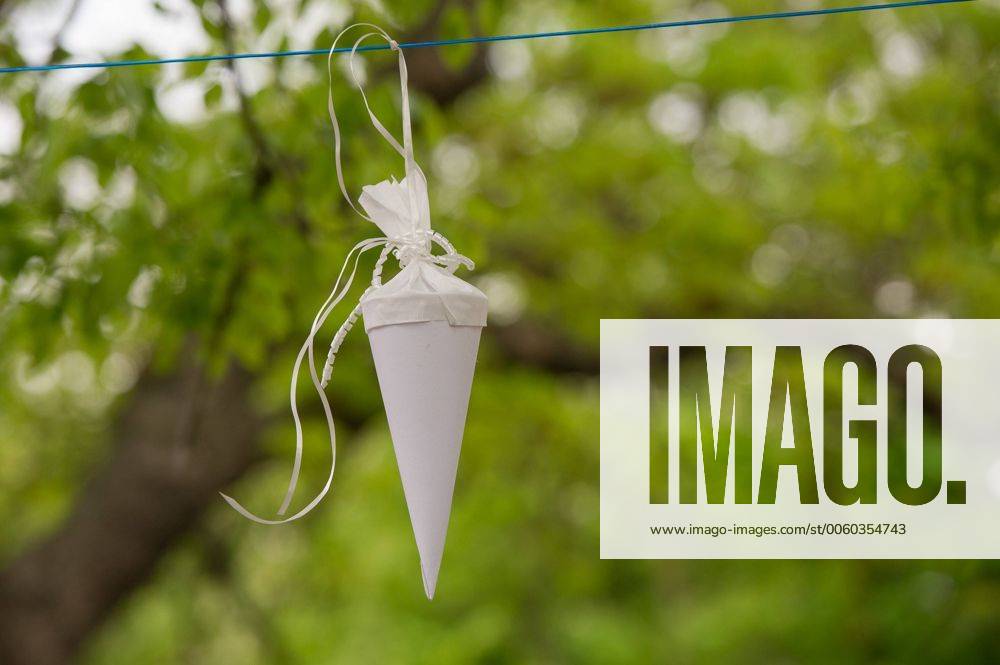 IMAGO Creative: Gesellschaft, Schule, Schulanfang Weimar: Zuckertüten hängen an einer Wäscheleine.