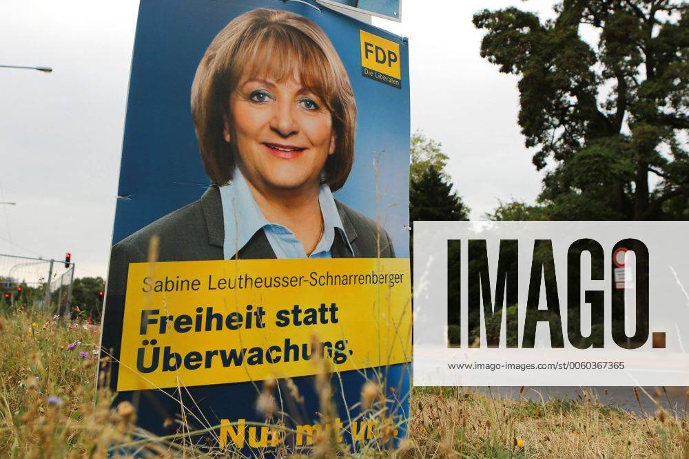 Ein Wahlplakat zur Bundestagswahl der FDP mit Sabine Leutheusser-Schnarrenberger und dem Slogan - Freiheit statt Überwachung - hängt in Köln Wahlplakat der FDP zur Bundestagswahl in Köln