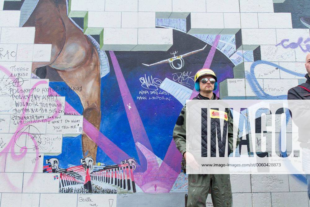 Roger Waters unterstützt den East Side Gallery Protest. Am 21. Juli 1990 organisierte Waters anlässlich des Mauerfalls eine spektakuläre Inszenierung von The Wall auf dem Potsdamer Platz in Berlin mit vielen Gaststars und 250 000 Zuschauern. Zur gleichen Zeit malte der amerikanische Künstler Lance Keller das Coverbild The Wall an jenes Stück der Berliner Mauer, die zur East Side Gallery wurde. Nun soll genau dieses Bild abgerissen werden. Berlin, 03.09.2013 Foto:xM.xGolejewskix xFuturexImage