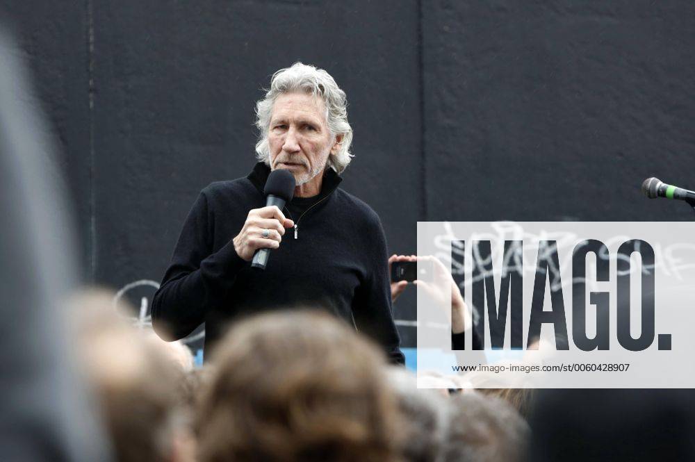 Roger Waters unterstützt den East Side Gallery Protest. Am 21. Juli 1990 organisierte Waters anlässlich des Mauerfalls eine spektakuläre Inszenierung von The Wall auf dem Potsdamer Platz in Berlin mit vielen Gaststars und 250 000 Zuschauern. Zur gleichen Zeit malte der amerikanische Künstler Lance Keller das Coverbild The Wall an jenes Stück der Berliner Mauer, die zur East Side Gallery wurde. Nun soll genau dieses Bild abgerissen werden. Berlin, 03.09.2013 Foto:xS.xGabschx xFuturexImage