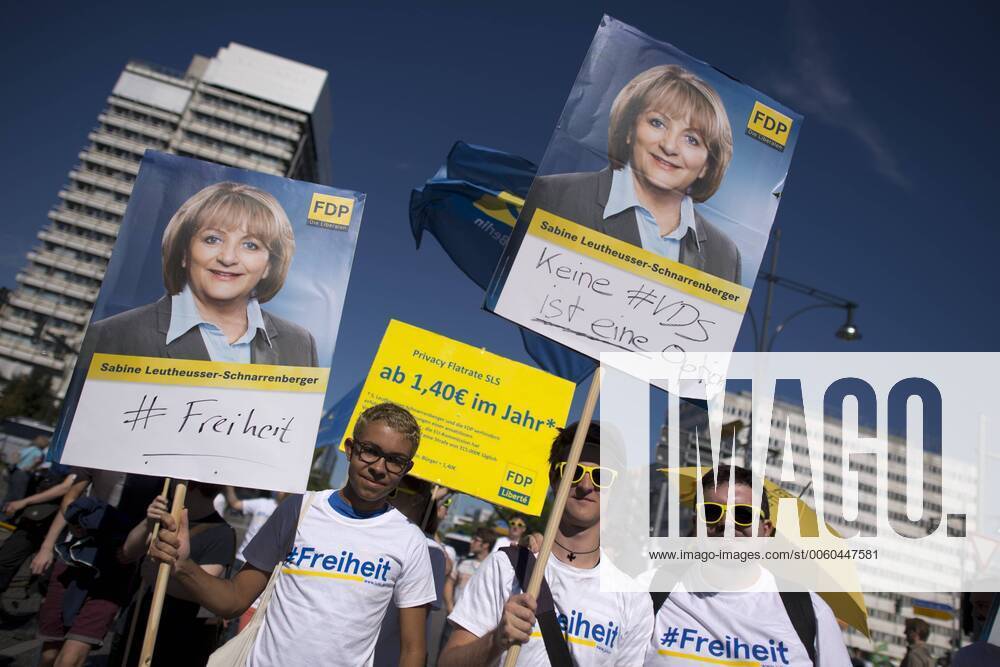 Demo Überwachung - Freiheit Statt Angst DEU, Deutschland, Germany, Berlin, 07.09.2013 Demonstranten der FDP und der Jugendorganisation Die Julis mit Plakat Foto Sabine Leutheusser-Schnarrenberger, Bundesjustizministerin FDP, und slogan Freiheit auf der Demonstration gegen die Online Überwachung der Geheimdienste und die Politik der Bundesregierung unter dem Motto Freiheit statt Angst - Stoppt den Überwachungswahn in Berlin. Die Demo von einem globalen Bündnis aus Buergerrechtsbewegungen richtet sich gegen die Überwachungsaffäre vom NSA und gegen Prism und Tempora, spricht sich für einen besseren Schutz der Privatsphäre aus, kritisiert die Geheimdienste und Bundesregierung sowie übt Solidarität mit dem Whistleblower Edward Snowden. A protestor from the party FDP with poster of the FDP politician Sabine Leutheusser-Schnarrenberger on a rally against the electonic surveillance ta