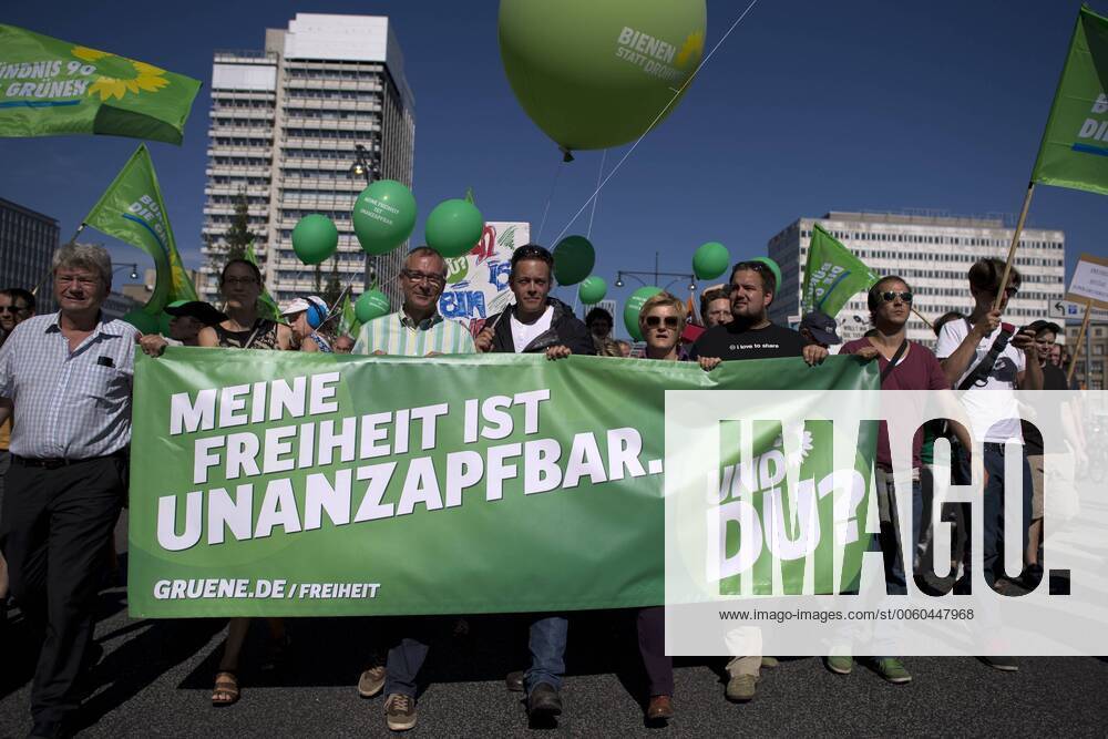 Demo Überwachung - Freiheit Statt Angst DEU, Deutschland, Germany, Berlin, 07.09.2013 Demonstranten der Partei Buendnis 90 Die Gruenen mit Transparent Meine Freiheit ist unanzapfbar und DU auf der Demonstration gegen die Online Überwachung der Geheimdienste und die Politik der Bundesregierung unter dem Motto Freiheit statt Angst - Stoppt den Überwachungswahn in Berlin. Die Demo von einem globalen Buendnis aus Buergerrechtsbewegungen richtet sich gegen die Überwachungsaffaere vom NSA und gegen Prism und Tempora, spricht sich fuer einen besseren Schutz der Privatsphaere aus, kritisiert die Geheimdienste und Bundesregierung sowie uebt Solidaritaet mit dem Whistleblower Edward Snowden. Protestor of the Green Party with poster on a rally against the electonic surveillance tactics of the NSA and the US government and the German government s politics on private data storage at a rally unde