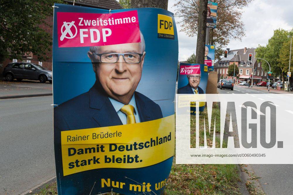 DEU, Deutschland, Münster: Wahlplakate der FDP mit Aufklebern Zweitstimme FDP , Zweitstimmenkampagne