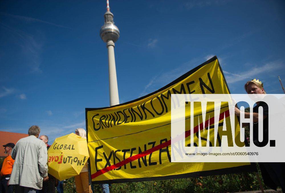 Berlin, Teilnehmer der Demonstration Grundeinkommen ist ein Menschenrecht für ein Bedingungsloses Grundeinkommen am Samstag (14.09.13) vor dem Fernsehturm mit einem Transparent mit dem Aufdruck Grundeinkommen und dem durchgestrichenen Schriftzug Existenzangst .