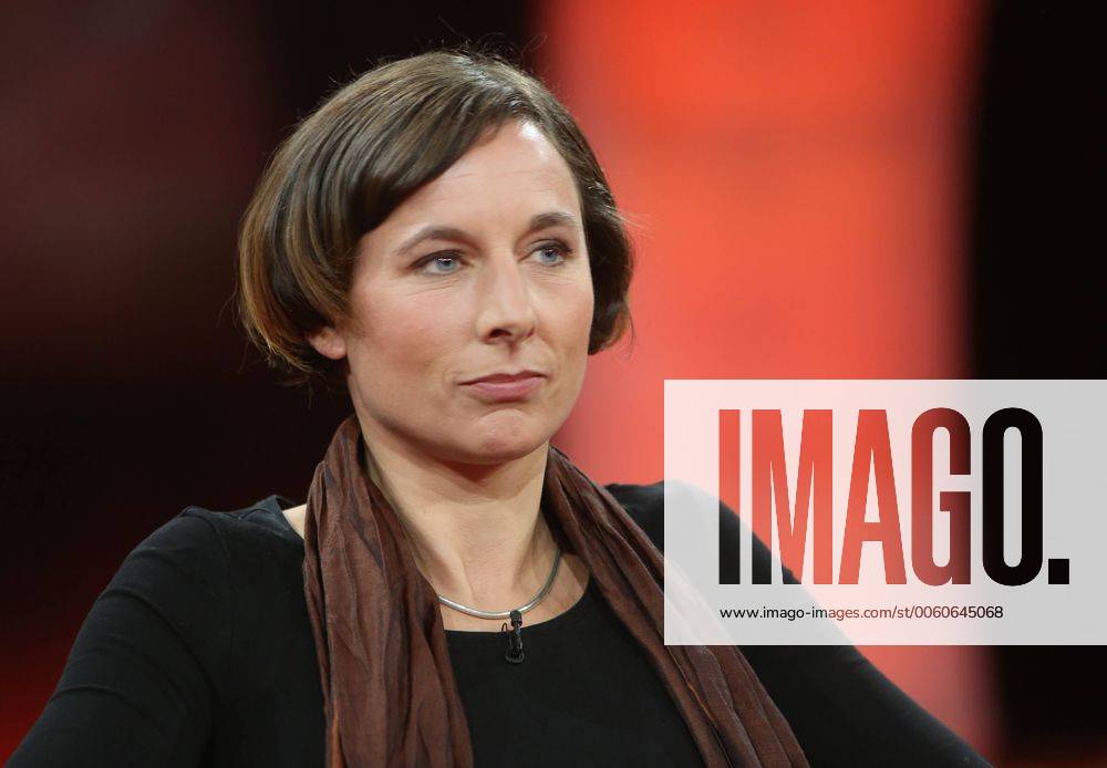 Juli Zeh (Schriftstellerin, Juristin) in der ARD-Talkshow GÜNTHER JAUCH am 27.10.2013 in Berlin Thema der Sendung: Handy-Alarm im Kanzleramt - machtlos gegen Amerikas Spitzel?