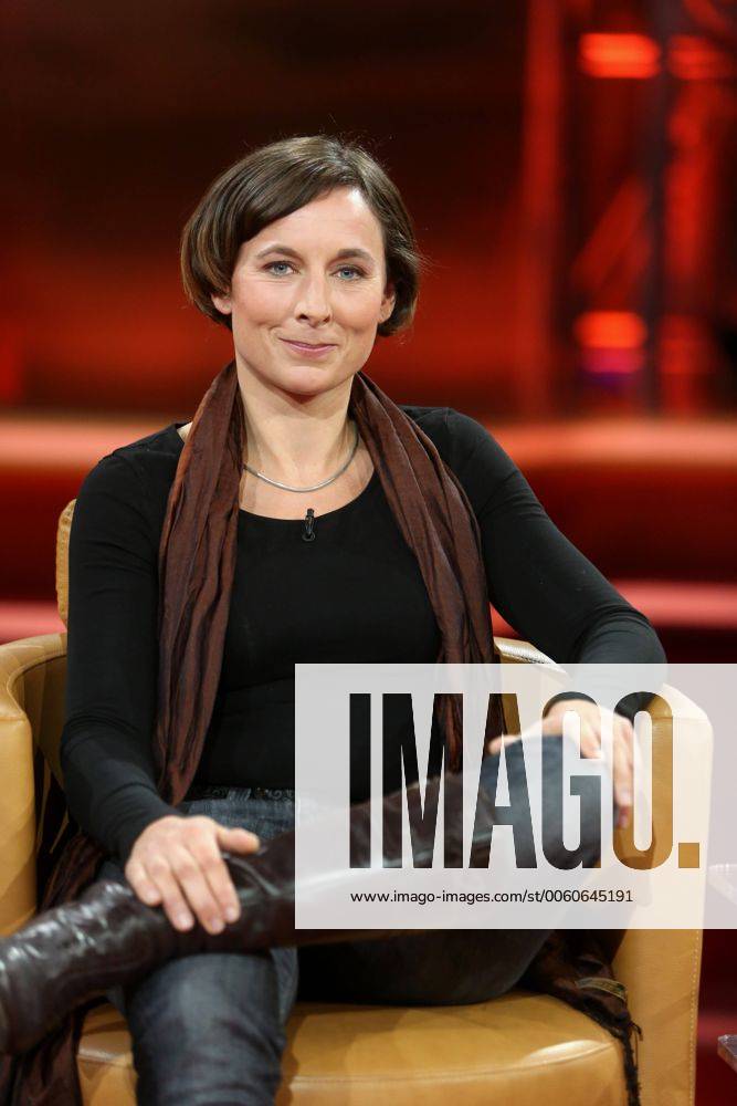 Juli Zeh (Schriftstellerin, Juristin) in der ARD-Talkshow GÜNTHER JAUCH am 27.10.2013 in Berlin Thema der Sendung: Handy-Alarm im Kanzleramt Ð machtlos gegen Amerikas Spitzel?