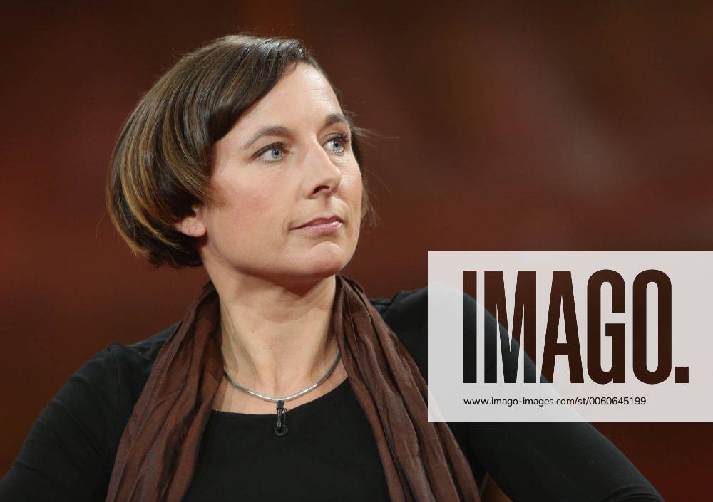 Juli Zeh (Schriftstellerin, Juristin) in der ARD-Talkshow GÜNTHER JAUCH am 27.10.2013 in Berlin Thema der Sendung: Handy-Alarm im Kanzleramt Ð machtlos gegen Amerikas Spitzel?