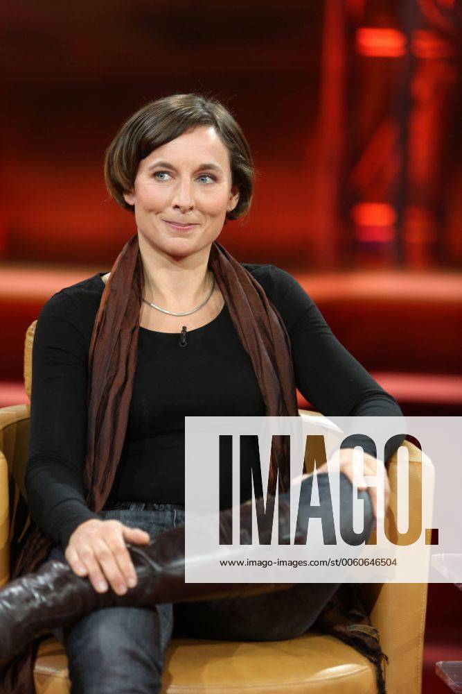 Juli Zeh (Schriftstellerin, Juristin) in der ARD-Talkshow GÜNTHER JAUCH am 27.10.2013 in Berlin Thema der Sendung: Handy-Alarm im Kanzleramt Ð machtlos gegen Amerikas Spitzel?