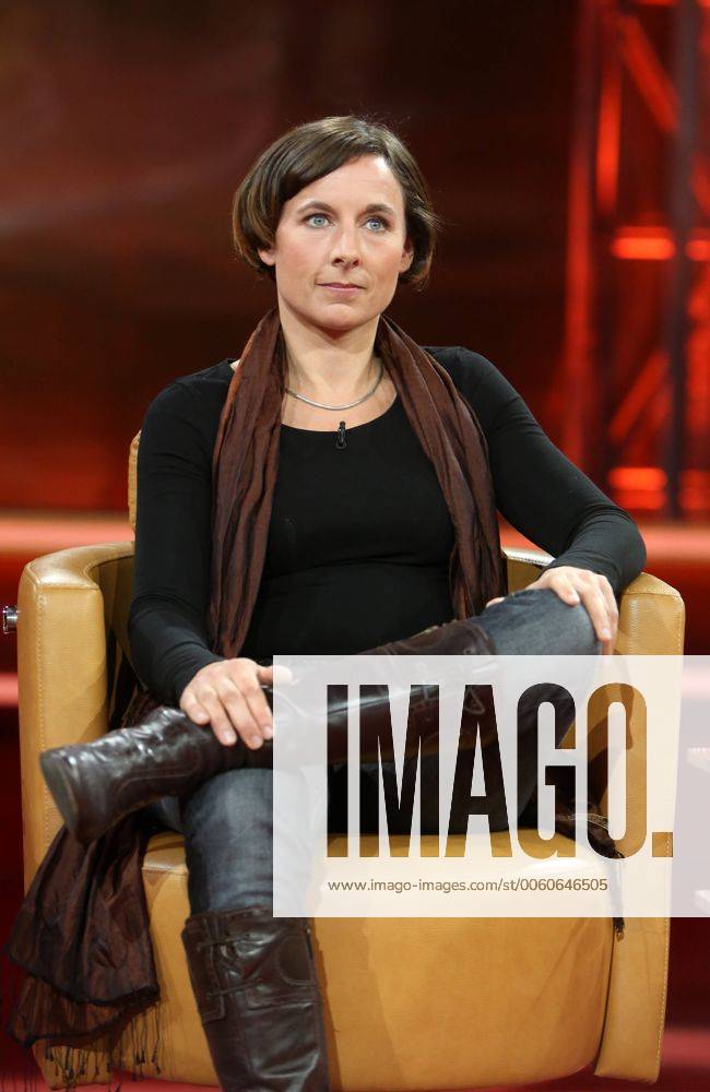 Juli Zeh (Schriftstellerin, Juristin) in der ARD-Talkshow GÜNTHER JAUCH am 27.10.2013 in Berlin Thema der Sendung: Handy-Alarm im Kanzleramt Ð machtlos gegen Amerikas Spitzel?