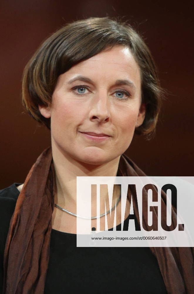 Juli Zeh (Schriftstellerin, Juristin) in der ARD-Talkshow GÜNTHER JAUCH am 27.10.2013 in Berlin Thema der Sendung: Handy-Alarm im Kanzleramt Ð machtlos gegen Amerikas Spitzel?