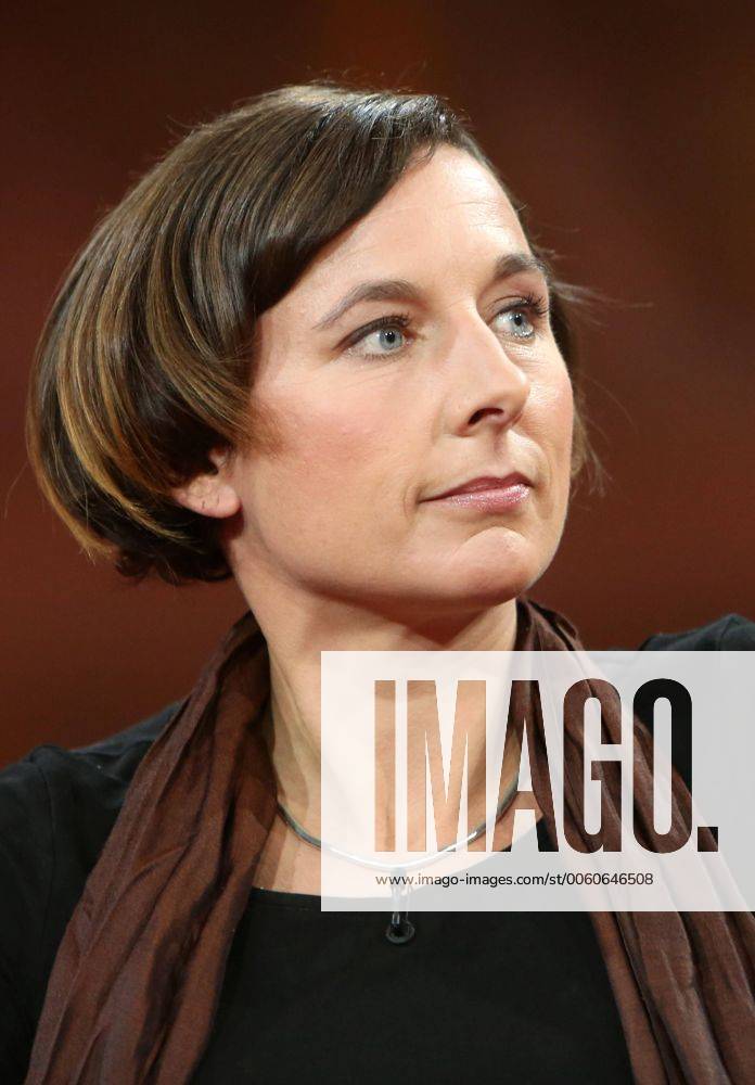 Juli Zeh (Schriftstellerin, Juristin) in der ARD-Talkshow GÜNTHER JAUCH am 27.10.2013 in Berlin Thema der Sendung: Handy-Alarm im Kanzleramt Ð machtlos gegen Amerikas Spitzel?