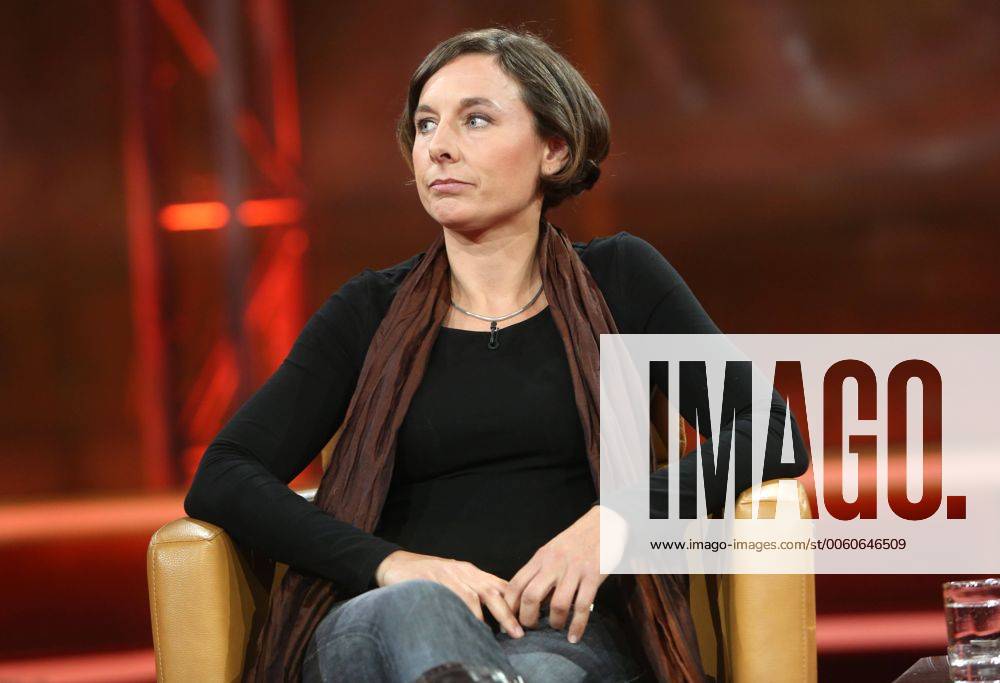 Juli Zeh (Schriftstellerin, Juristin) in der ARD-Talkshow GÜNTHER JAUCH am 27.10.2013 in Berlin Thema der Sendung: Handy-Alarm im Kanzleramt Ð machtlos gegen Amerikas Spitzel?