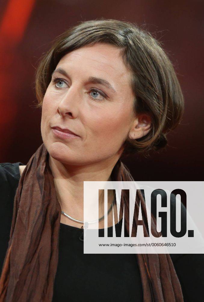 Juli Zeh (Schriftstellerin, Juristin) in der ARD-Talkshow GÜNTHER JAUCH am 27.10.2013 in Berlin Thema der Sendung: Handy-Alarm im Kanzleramt Ð machtlos gegen Amerikas Spitzel?