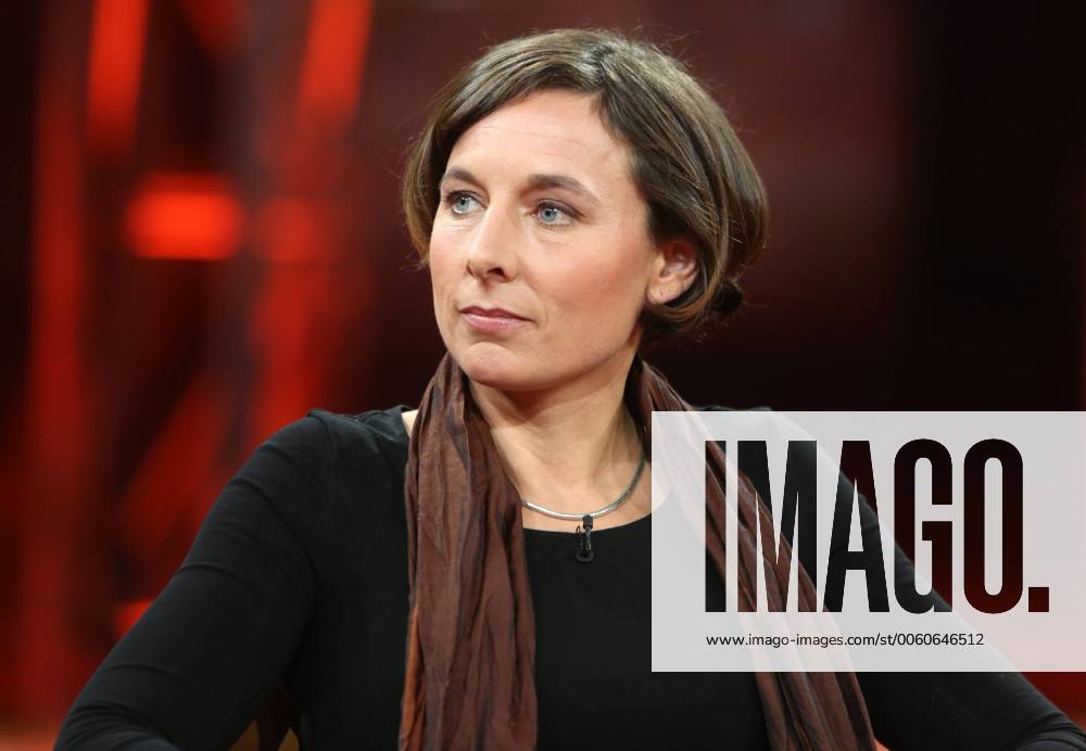 Juli Zeh (Schriftstellerin, Juristin) in der ARD-Talkshow GÜNTHER JAUCH am 27.10.2013 in Berlin Thema der Sendung: Handy-Alarm im Kanzleramt Ð machtlos gegen Amerikas Spitzel?
