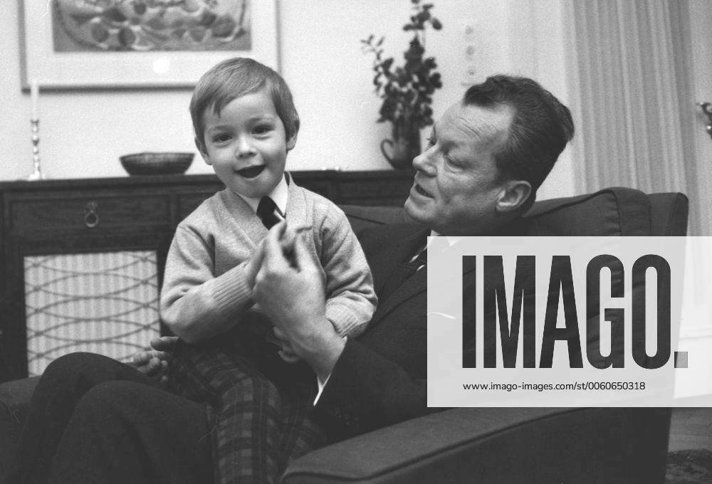 Deutschland, Berlin, 1967 - Willy Brandt (BRD) mit Sohn Matthias in Berlin.