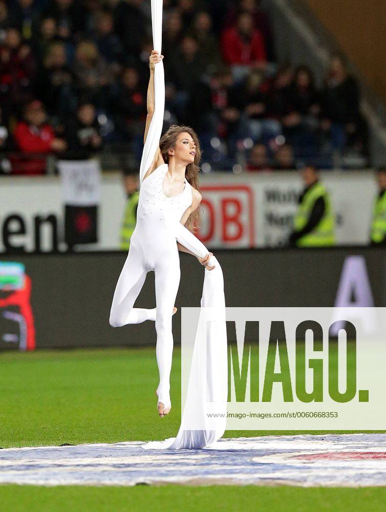Fussball 1.Bundesliga, Eintracht Frankfurt - VfL Wolfsburg, Seilkünstlerin Erika Lafay, Freisteller. Foto: Huebner Vogler Fussball 1.Bundesliga, Eintracht Frankfurt - VfL Wolfsburg