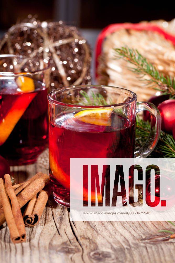 Heisser aromatischer glühwein punsch mit orangen und zimt weihnachten winter advent