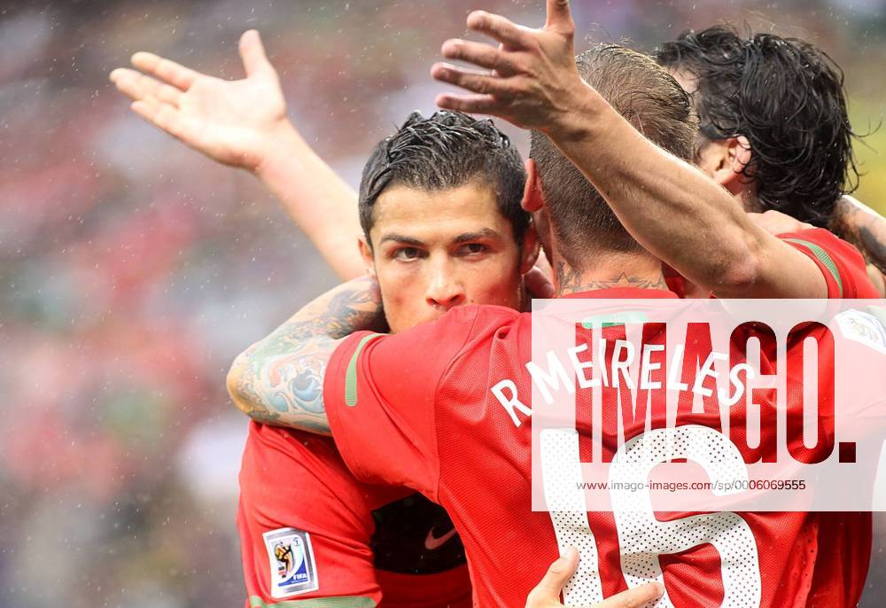 Christiano Ronaldo (L) Portugal soccer players celebrate scoring another goal Portugal (red) vs. North Korea (white) 7:0 Gallo201001 o0 Jubel, Freude