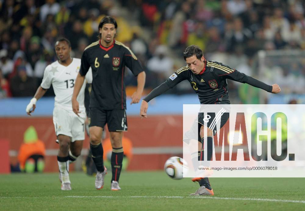 Gruppe D 23.06.2010, Ghana - Deutschland: Tor zum 0-1 durch Mesut OEZIL (re, Deutschland) beobachtet von Sami KHEDIRA (hinten mitte, Deutschland) und Andre Dede AYEW (hinten li,Ghana) Dede