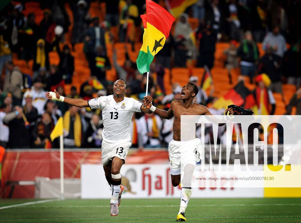 Andre Ayew (L) und John Pantsil (Ghana) --- Ghana vs Germany giorgioxperottino o0 Jubel Freude Fahne, Nationalfahne Dede