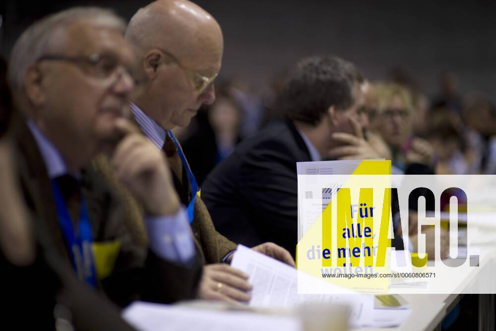 FDP Parteitag DEU, Deutschland, Germany, Berlin, 07.12.2013 Mappe mit Slogan Für Alle, Die Mehr wollen, auf dem Bundesparteitag der FDP in Berlin. Bundesparteitag, Bundespolitik, Parteipolitik, Deutsche Politik, Europa, 2013, Freie Demokratische Partei, Parteitag, F.D.P., Symbol, Symbolbild, Symbolfoto, symbolisch. Slogan of the FDP in Schleswig-Holstein, at a party convent of the FDP in Berlin. Politics, Germany, German, Politician, Europe