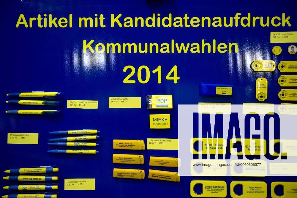 FDP Parteitag DEU, Deutschland, Germany, Berlin, 07.12.2013 Verkauf von Werbematerialien für die Kommunalwaheln 2014 auf dem Bundesparteitag der FDP in Berlin. Bundesparteitag, Bundespolitik, Parteipolitik, Deutsche Politik, Europa, 2013, Freie Demokratische Partei, Parteitag, F.D.P., Symbol, Symbolbild, Symbolfoto, symbolisch. Advertisment souvenirs for sale at a party convent of the FDP in Berlin. Politics, Germany, German, Politician, Europe