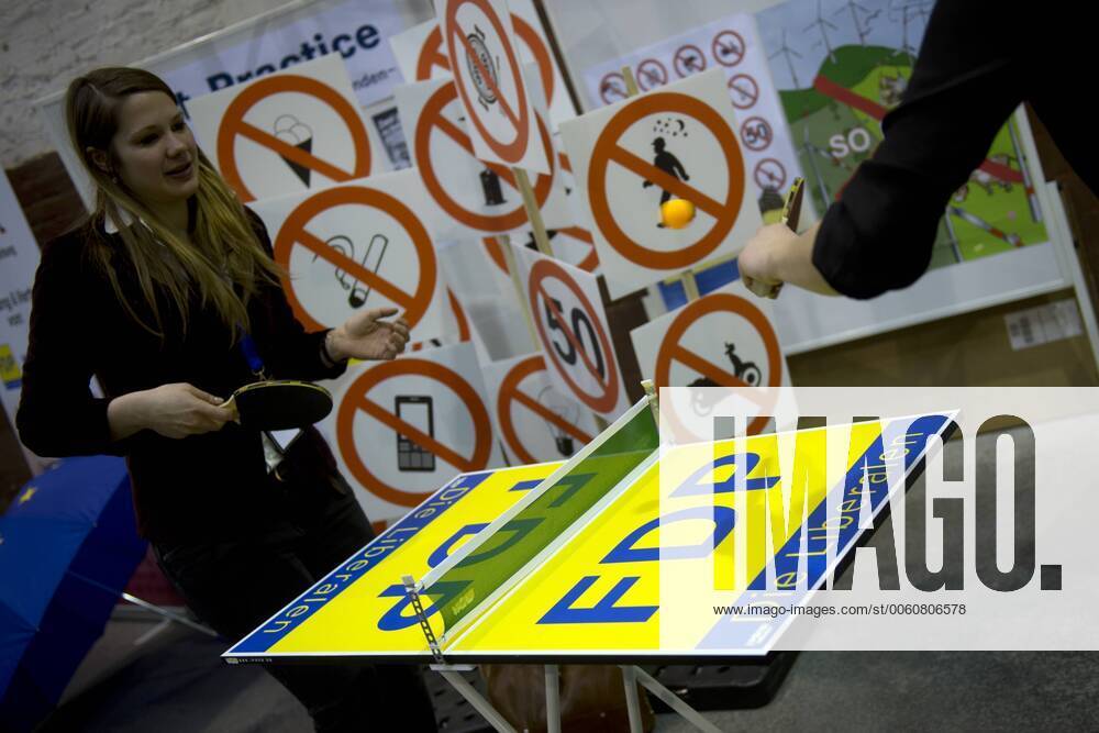 FDP Parteitag DEU, Deutschland, Germany, Berlin, 07.12.2013 Mini Tischtennisplatte mit Logo FDP auf dem Bundesparteitag der FDP in Berlin. Bundesparteitag, Bundespolitik, Parteipolitik, Deutsche Politik, Europa, 2013, Freie Demokratische Partei, Parteitag, F.D.P., Symbol, Symbolbild, Symbolfoto, symbolisch. Symbolic image at a party convent of the FDP in Berlin. Politics, Germany, German, Politician, Europe