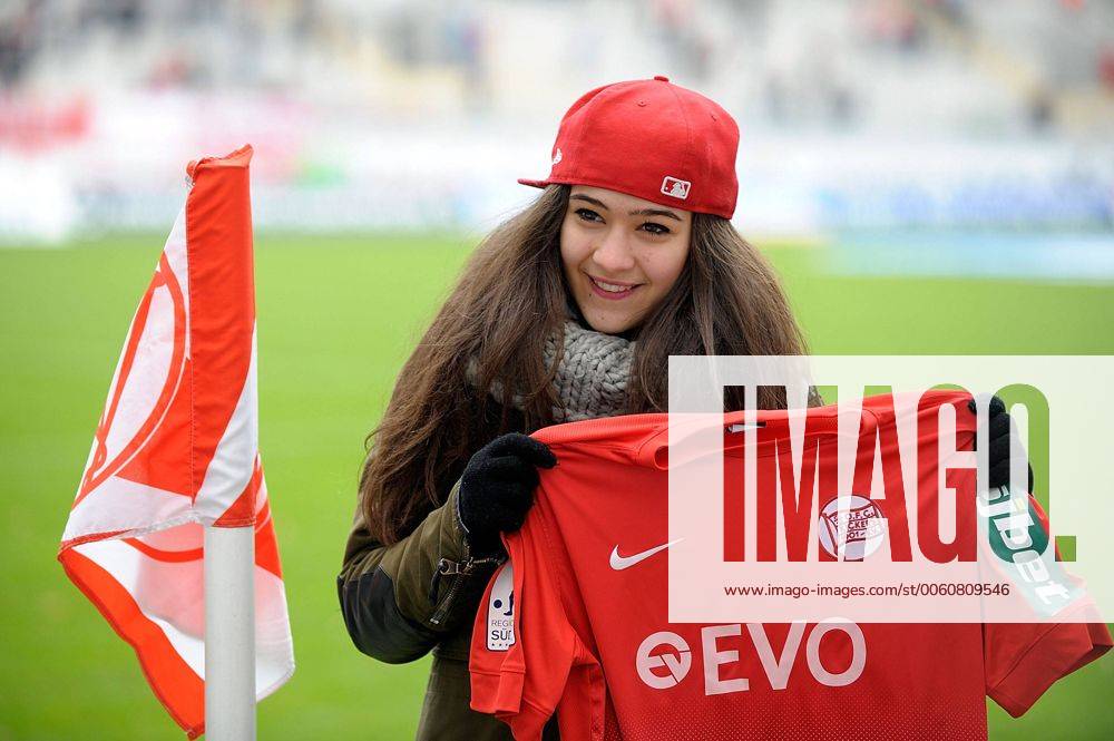 Fussball Regionalliga Südwest, Offenbacher Kickers - TuS Koblenz v.l. Vivian Grisafi (Finalisten RTL Supertalent) mit OFC Trikot Foto: Huebner Scheiber Fussball Regionalliga Südwest, Offenbacher Kickers - TuS Koblenz