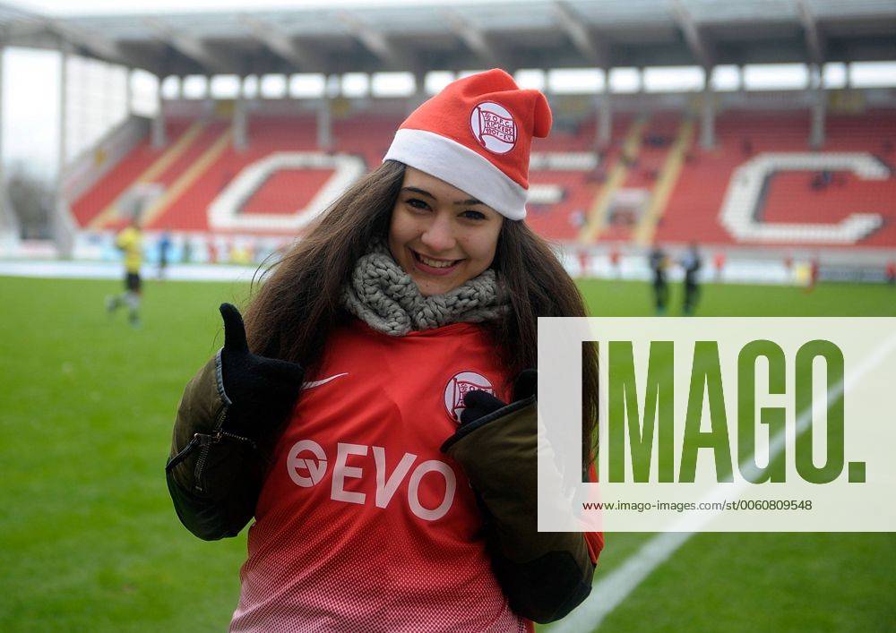 Fussball Regionalliga Südwest, Offenbacher Kickers - TuS Koblenz v.l. Vivian Grisafi (Finalisten RTL Supertalent) mit OFC Trikot Foto: Huebner Scheiber Fussball Regionalliga Südwest, Offenbacher Kickers - TuS Koblenz