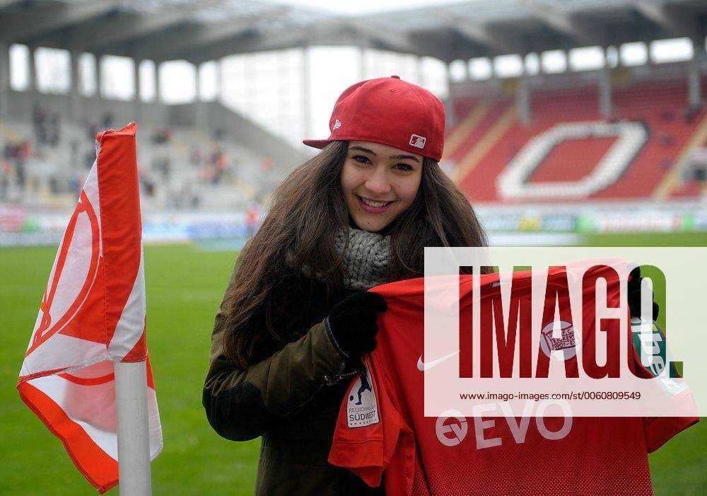 Fussball Regionalliga Südwest, Offenbacher Kickers - TuS Koblenz v.l. Vivian Grisafi (Finalisten RTL Supertalent) mit OFC Trikot Foto: Huebner Scheiber Fussball Regionalliga Südwest, Offenbacher Kickers - TuS Koblenz