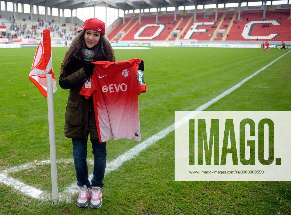 Fussball Regionalliga Südwest, Offenbacher Kickers - TuS Koblenz v.l. Vivian Grisafi (Finalisten RTL Supertalent) mit OFC Trikot Foto: Huebner Scheiber Fussball Regionalliga Südwest, Offenbacher Kickers - TuS Koblenz