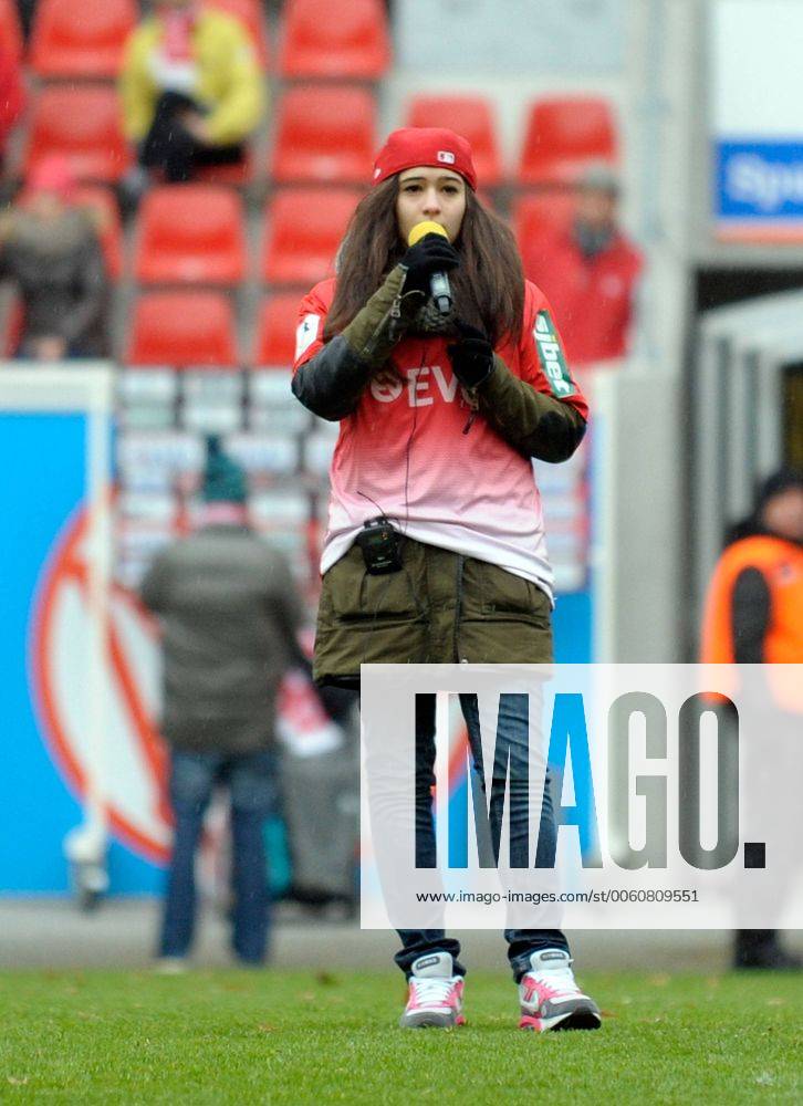 Fussball Regionalliga Südwest, Offenbacher Kickers - TuS Koblenz v.l. Vivian Grisafi (Finalisten RTL Supertalent) sing in der Halbzeit für den OFC Foto: Huebner Scheiber Fussball Regionalliga Südwest, Offenbacher Kickers - TuS Koblenz